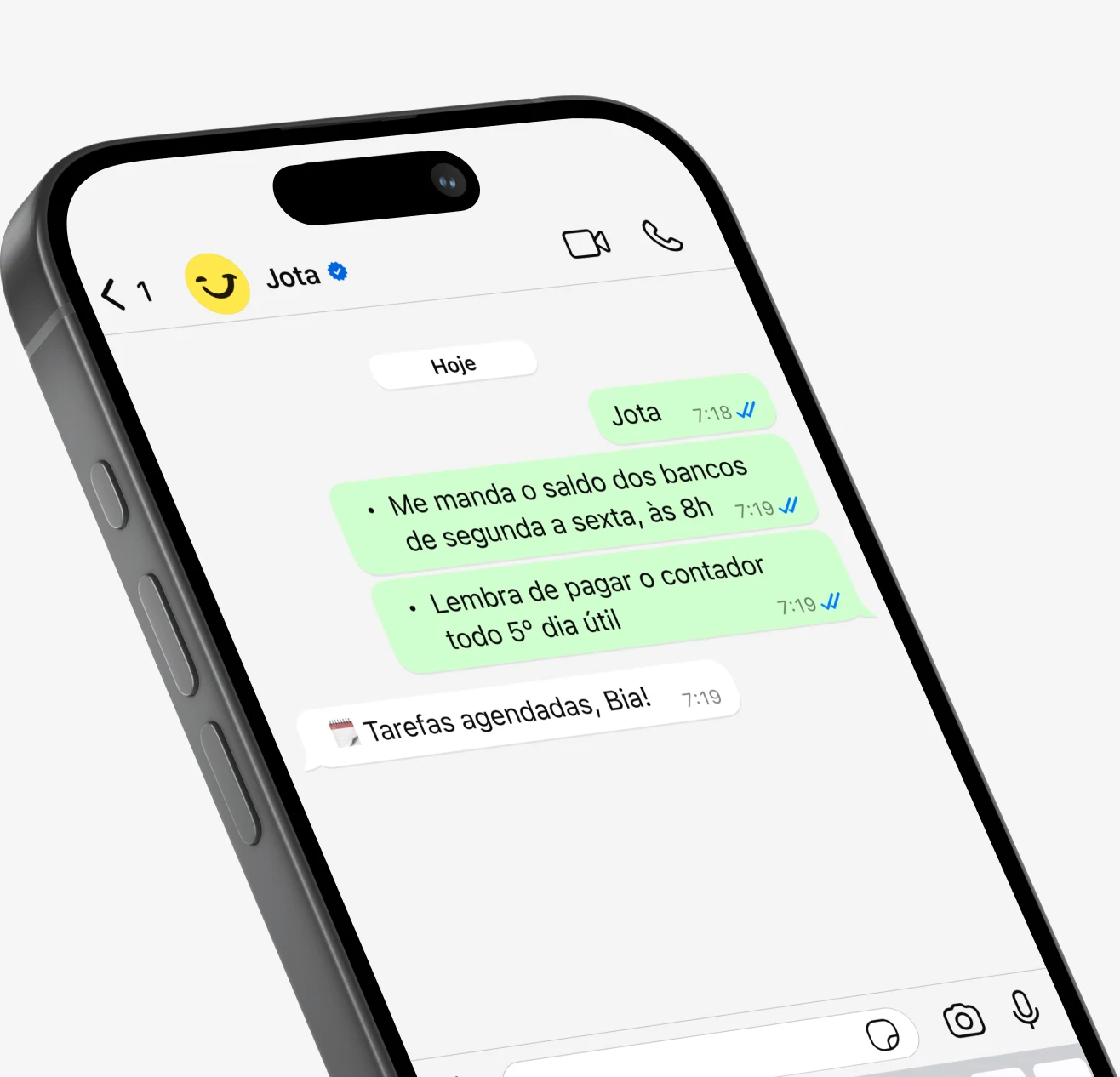 Imagem de celular com conversa no WhatsApp onde o usuário pede para o Jota agendar tarefas recorrentes, como envio de saldo bancário e lembrete de pagamento do contador. O assistente confirma com a resposta “Tarefas agendadas, Bia!”.